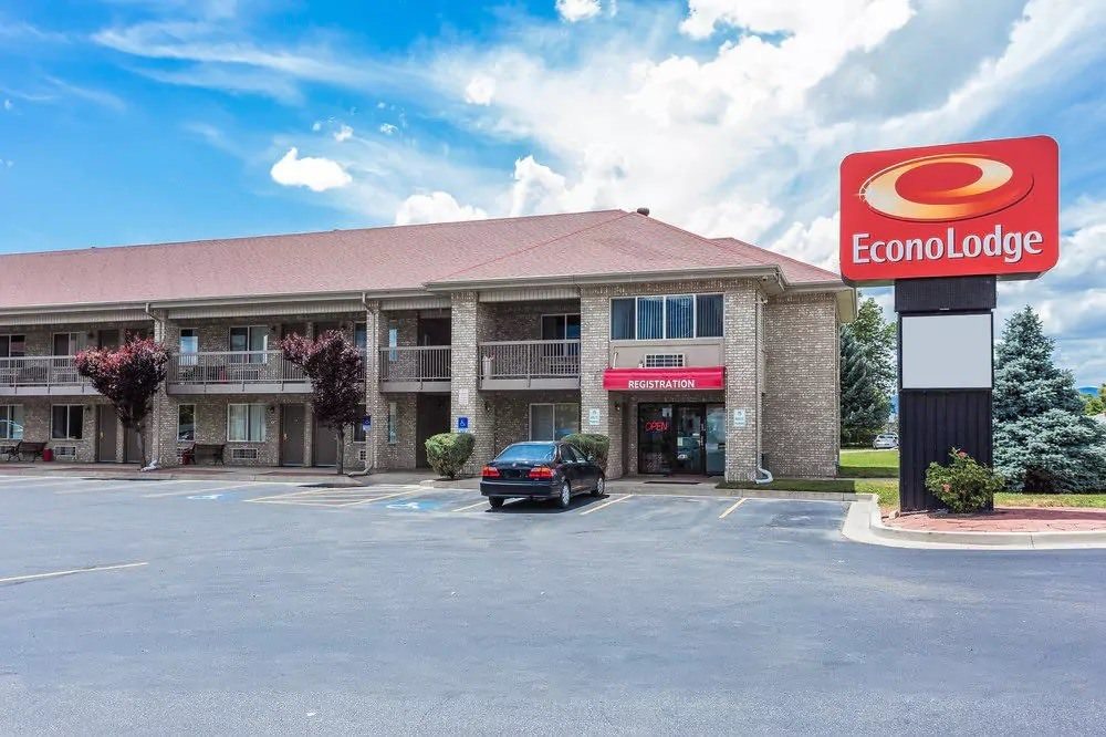 Ultimate List of Best Cheap Hostels for Backpackers in Provo, Econo Lodge
