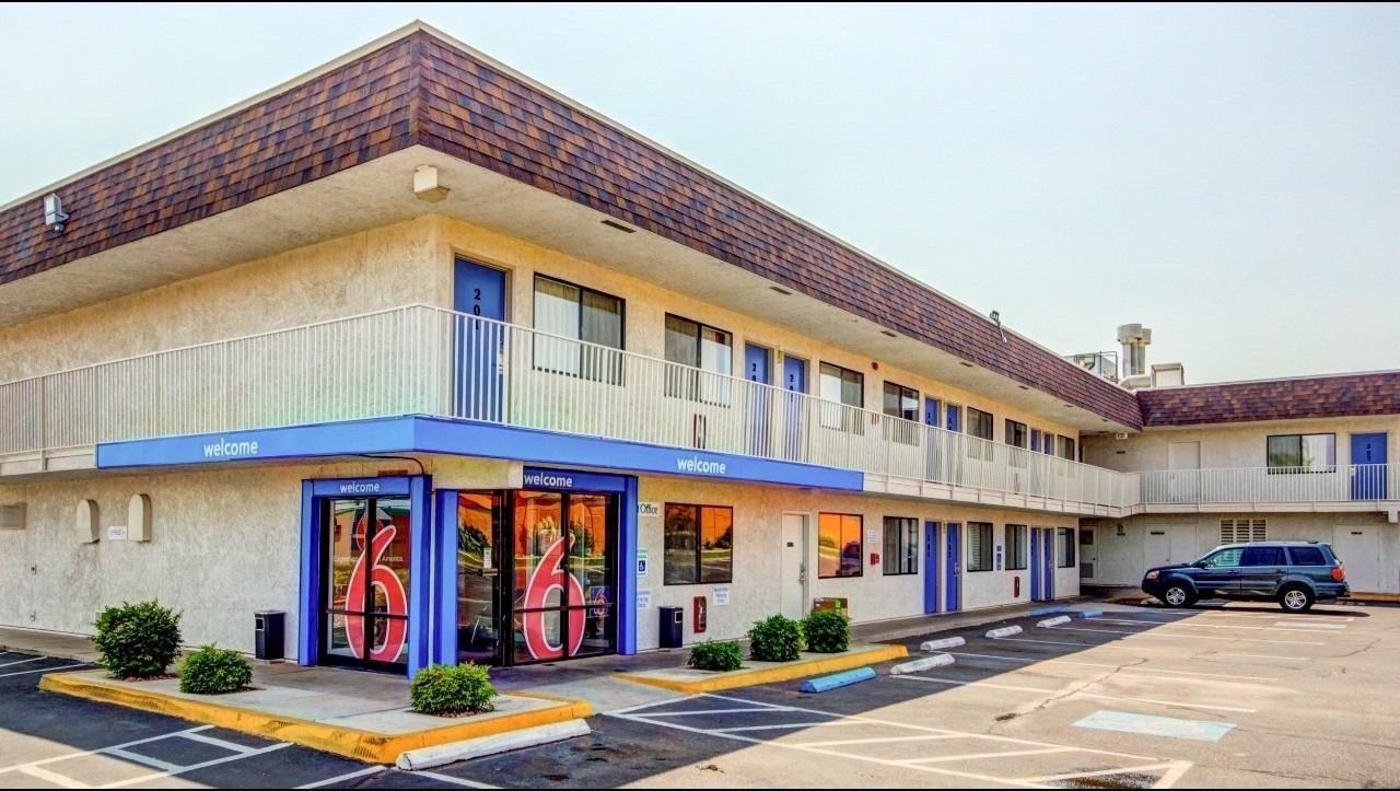 Ultimate List of Best Cheap Hostels for Backpackers in Saint George, Utah, Motel 6 St. George